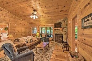 Book this cozy vacation rental cabin as your next Blue Ridge retreat!