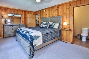 Master bedroom w/King size bed 