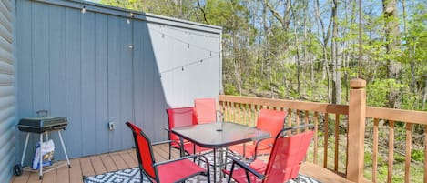 Branson Vacation Rental | 1BR | 2BA | 820 Sq Ft | Stairs to Access