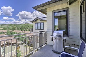 The private balcony is perfect for grilling & chilling with mountain views.