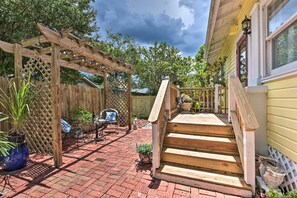 Private Yard | 2-Person Dinette