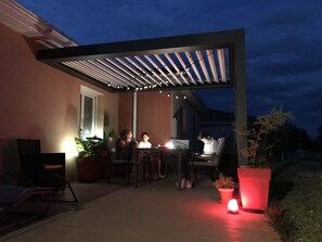 La terrasse et la pergola pour des repas au calme en plein air