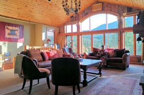 Casa Big Sky - upper level  - living room in summer