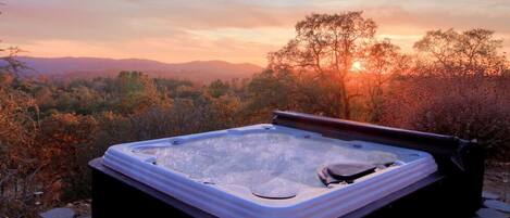 Brand new 7 seat hot tub with amazing mountain sunsets!