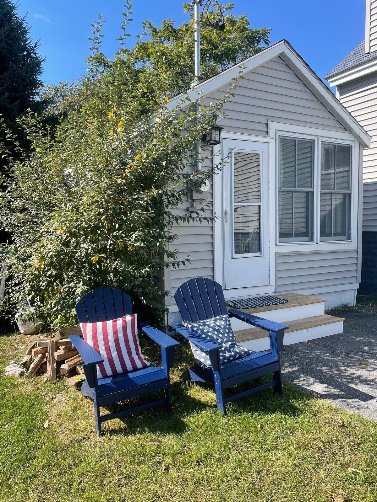 Sea-clusion by the sea! Cozy cottage within step of the beach!