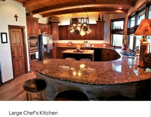 Large Spacious and EXTREMELY WELL APPOINTED Kitchen