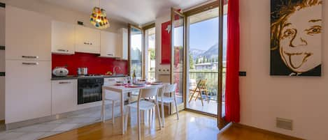 The kitchen corner with dinner table