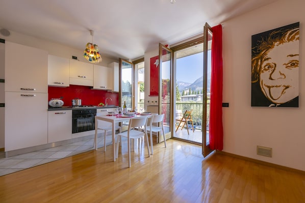 The kitchen corner with dinner table