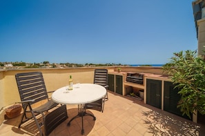 Tabelle, Himmel, Möbel, Gebäude, Stuhl, Holz, Gartenmöbel, Tisch Im Freien, Schatten, Rechteck