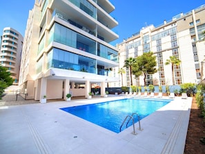 Gebäude, Wasser, Daytime, Eigentum, Fenster, Pflanze, Schwimmbad, Azurblau, Himmel, Baum