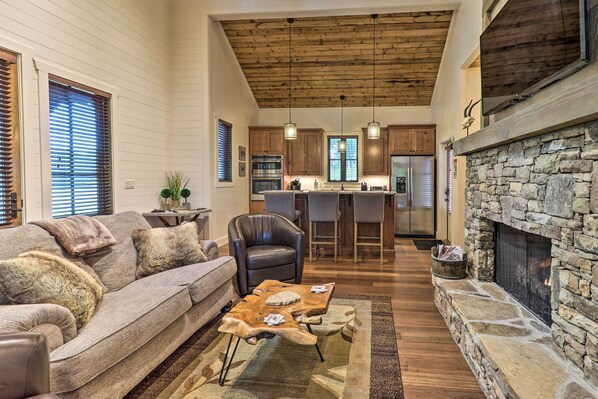 Discover high-end comforts in a rustic atmosphere here in Glenville!