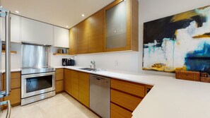 Fully equipped kitchen w/ breakfast bar