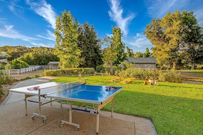 Outdoor pingpong table