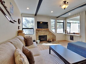 Cozy Home Just Steps to Mammoth Mountain