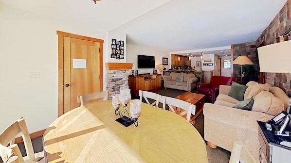 Gorgeous Remodeled Slopeside Mammoth Vacation