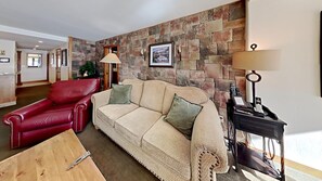 Gorgeous Remodeled Slopeside Mammoth Vacation