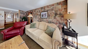 Gorgeous Remodeled Slopeside Mammoth Vacation