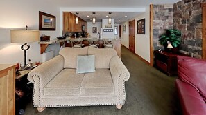 Gorgeous Remodeled Slopeside Mammoth Vacation