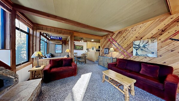 Super Comfy Corner Condo Just Steps to Mammoth Mountain