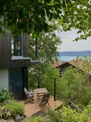 Privater Eingang und kleine Terrasse  mit Blick über den Bodensee