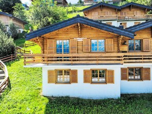 Pflanze, Gebäude, Eigentum, Fenster, Baum, Holz, Haus, Hütte, Wohngebiet, Abstellgleis