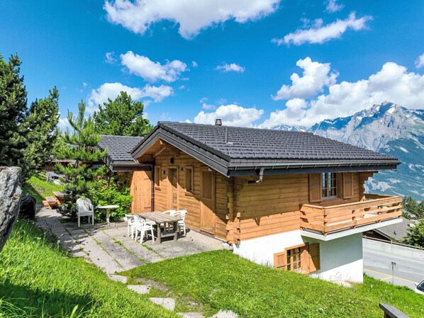 Wolke, Pflanze, Himmel, Gebäude, Eigentum, Fenster, Natur, Natürliche Landschaft, Holz, Baum