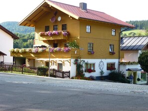 Ferienwohnung Koch (Bayerisch Eisenstein)-Haus im Sommer