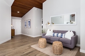 Entry and second sitting area (with fold-out sofa)