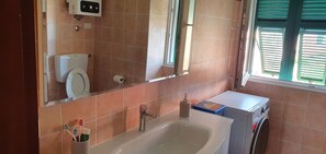 bagno principale  molto ampio con doccia  lavatrice  lg tripla a+++