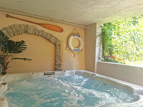 Outdoor spa tub
