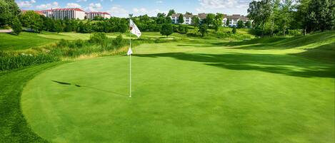 Resort guests enjoy heavily discounted rates on golf