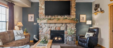 Living room with seasonal gas fireplace
