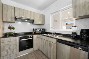 Elevate your cooking experience: Step into our fully equipped kitchen and let your culinary imagination soar.