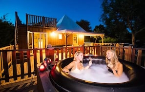 Outdoor spa tub