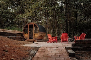 Unwind in the cozy barrel sauna or gather around the fire pit, surrounded by nature’s beauty. The perfect spot to relax after a day of exploring.