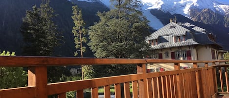 Le balcon vaste face au Mont Blanc: idéal pour l'apéro ou admirer les étoiles.