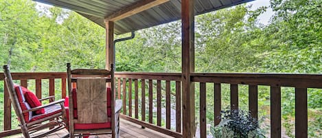 This cozy mountain apartment is nestled right in the middle of the Smokies!