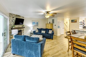 Living Room | 1st Floor | Smart TV | Free WiFi | Central A/C & Heating