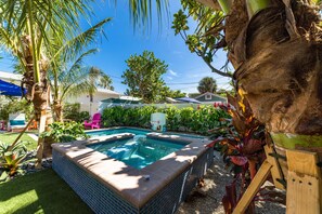 Front Cottage Jacuzzi