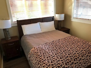 bedroom with queen size bed