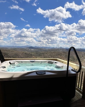 Brand-new 4 person hot tub. With an amazing view.