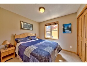 Ground floor main bedroom w/ queen bed