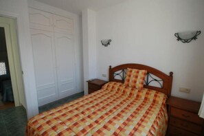 1. Schlafzimmer mit Schrank im OG