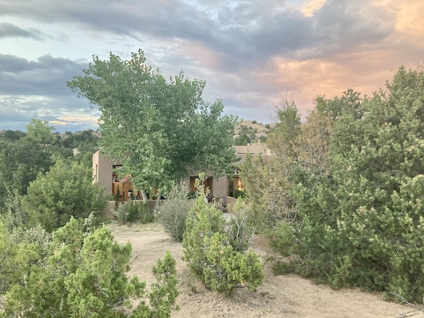 Beautifully decorated casita with beautiful views and hiking trails all around 