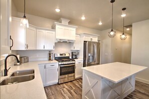 Kitchen. Fully stocked with all basic cookware