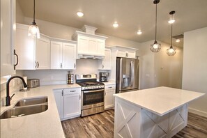 Kitchen. Fully stocked with all basic cookware