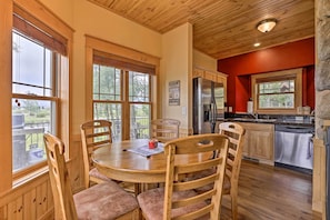 This cabin is a part of the Edgewater Cabin Resort community!
