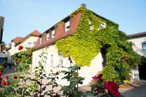 Weingut Martin Blaß (Erlabrunn)-Ansicht Nebengebäude