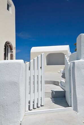 Elegant Santorini House | 1 Bedroom | Villa Windswept House | Amazing Caldera View & Outdoor Hot Tub | Oia