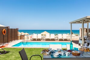 Private pool exactly in front of sandy beach!
